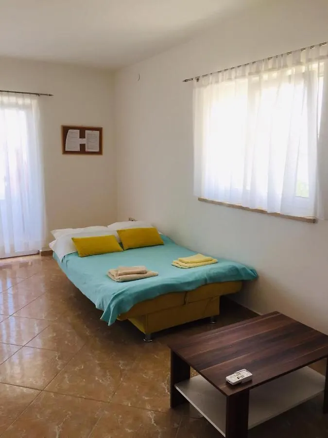 Apartments Gubo باغ
